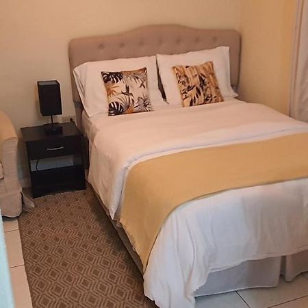 Hastings Towers 4D - Studio Apt Opp Beach Bridgetown Bagian luar foto