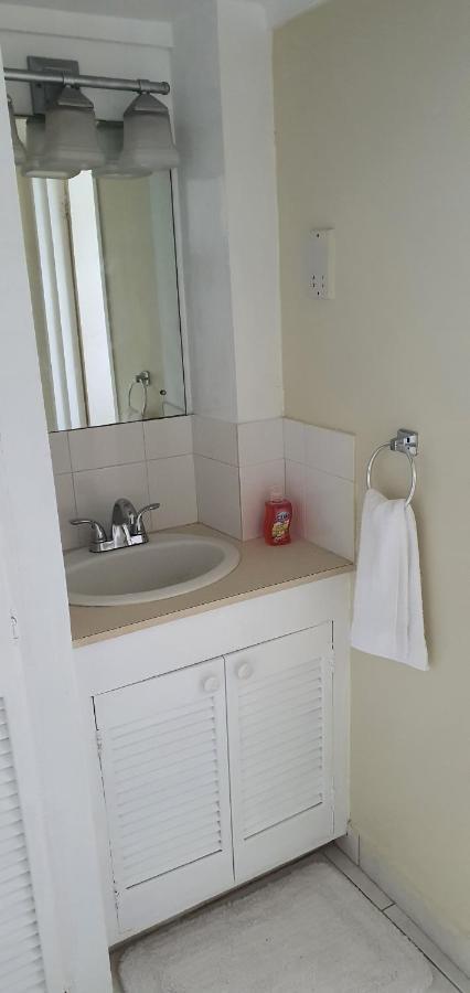 Hastings Towers 4D - Studio Apt Opp Beach Bridgetown Bagian luar foto