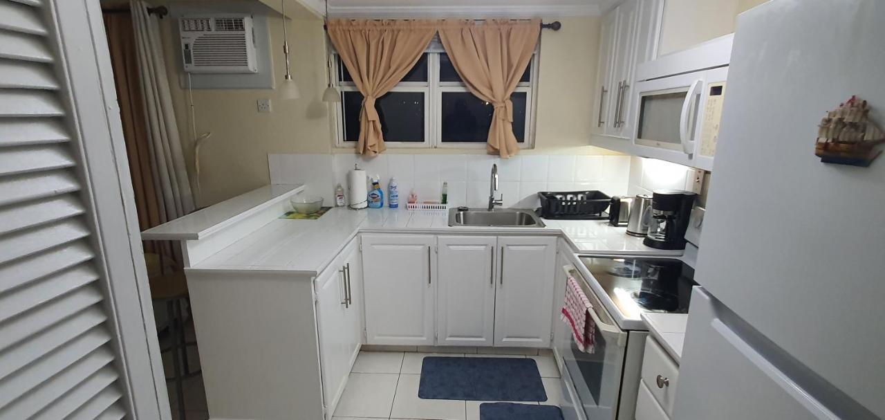 Hastings Towers 4D - Studio Apt Opp Beach Bridgetown Bagian luar foto