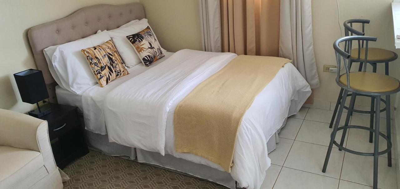 Hastings Towers 4D - Studio Apt Opp Beach Bridgetown Bagian luar foto