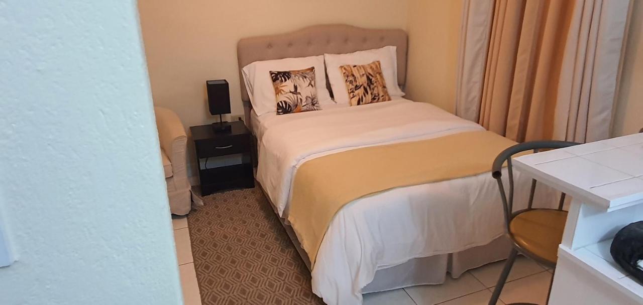 Hastings Towers 4D - Studio Apt Opp Beach Bridgetown Bagian luar foto