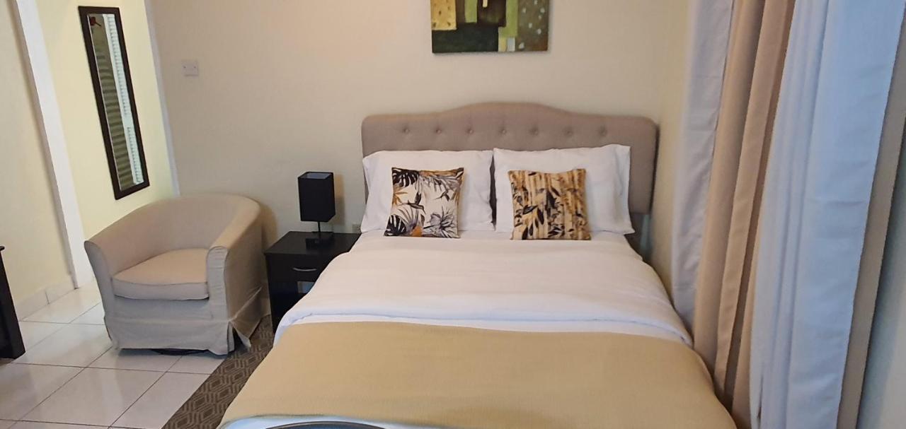 Hastings Towers 4D - Studio Apt Opp Beach Bridgetown Bagian luar foto