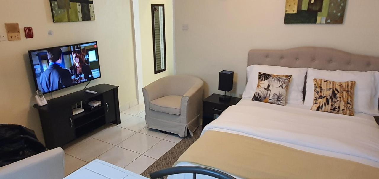 Hastings Towers 4D - Studio Apt Opp Beach Bridgetown Bagian luar foto