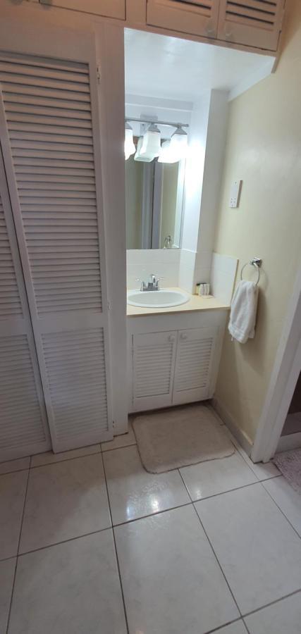 Hastings Towers 4D - Studio Apt Opp Beach Bridgetown Bagian luar foto